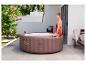Bruine Lay-Z-Spa opblaasbare jacuzzi in de tuin.
