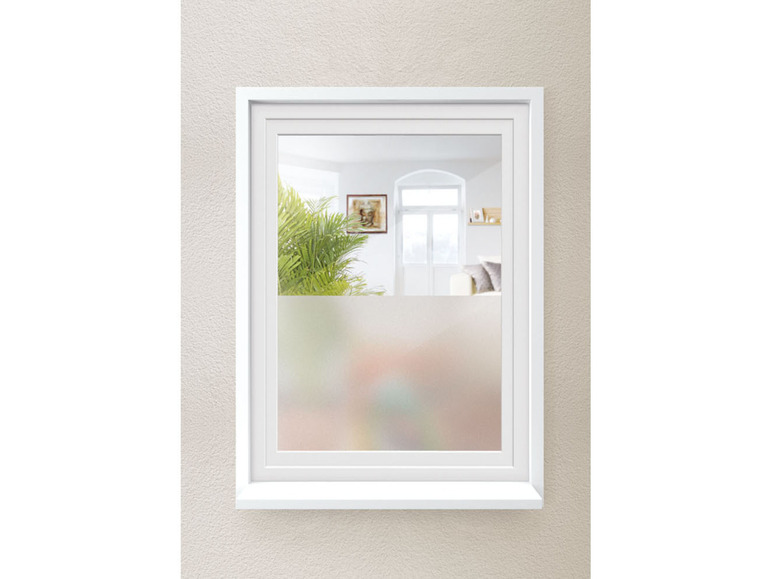 Een raam met een frosted glazen sticker, zichtbaar in een woonkamer