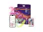 Slimme LED-strip met afstandsbediening en app-bediening, die verschillende kleuren toont.