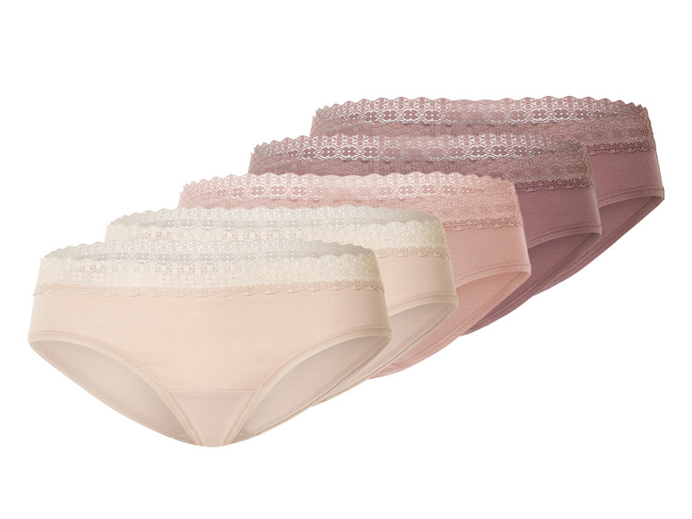 Een set van vier damesonderbroeken met kant in roze tinten.