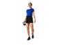 Vrouw in blauw en zwart sportkleding houdt een kettlebell vast.