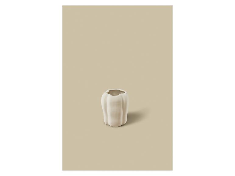 Getextureerde witte vaas op een beige achtergrond