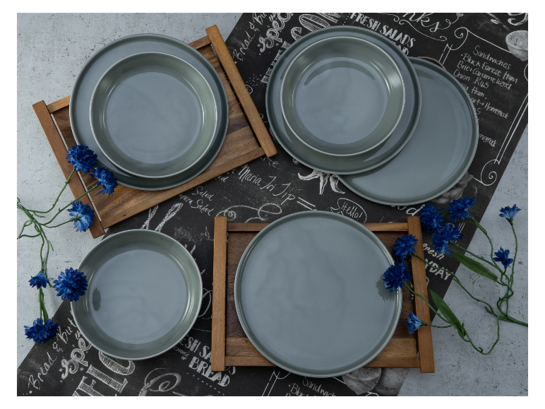 Set grijs leisteen servies: platte borden, diepe borden en kommen.