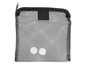 Zwarte mesh-tas met twee ronde witte voorwerpen.