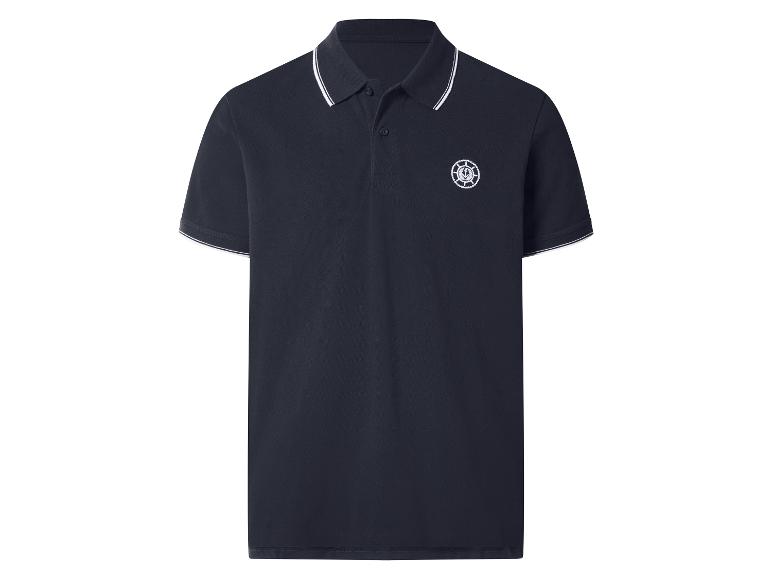 Donkerblauw poloshirt met wit gestreepte kraag en mouwen, met een cirkelvormig geborduurd embleem.