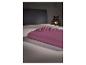 Paars hoeslaken op een bed, met een decoratieve lantaarn op de achtergrond.