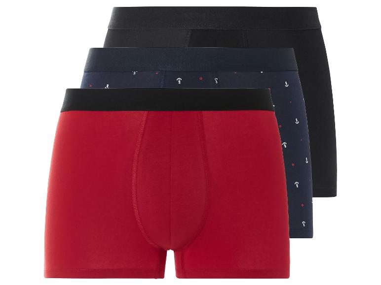 Drie boxershorts: rode, donkerblauwe met ankers en zwarte.