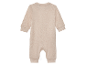 Beige baby romper met lange mouwen.