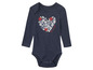 Een donkerblauwe baby romper met een hartvormig ontwerp met zeemotieven