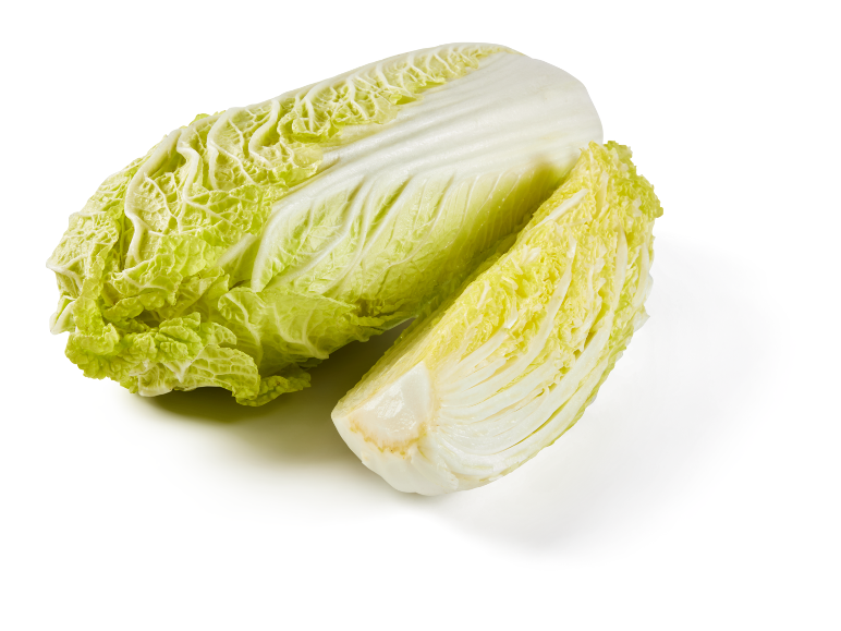 Hele en gehalveerde Chinese kool op een witte achtergrond.