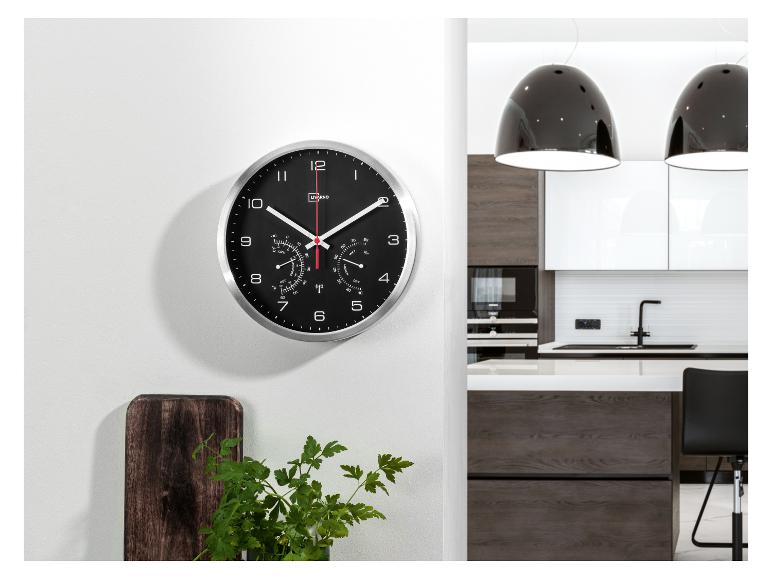 Wandklok met thermometer en hygrometer in een moderne keuken.
