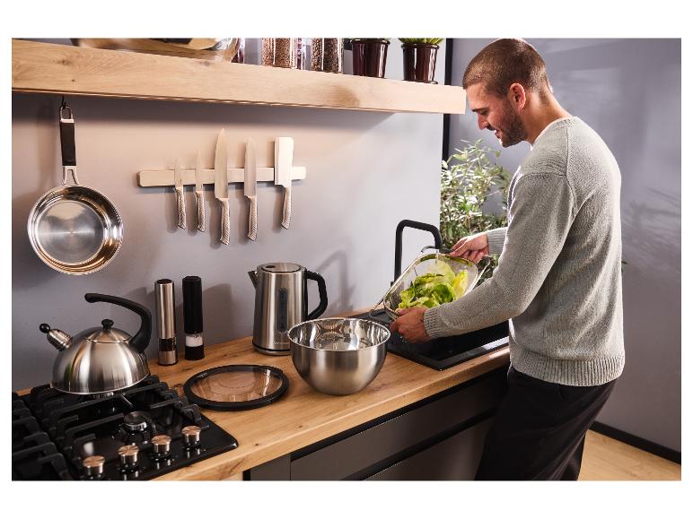 SILVERCREST® roestvrijstalen kom in de keuken voor het bereiden van salade.