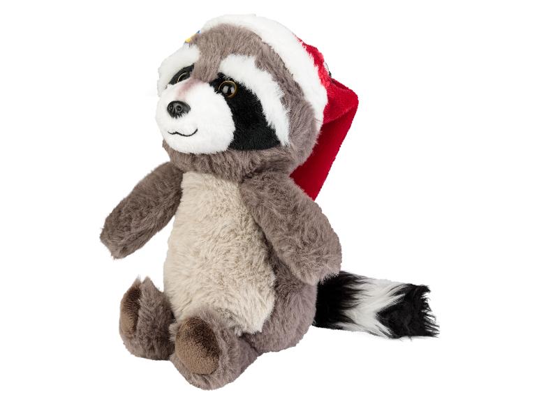 Een pluche wasbeer met een rode kerstmanmuts.