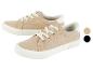 Beige canvas sneakers met witte veters.