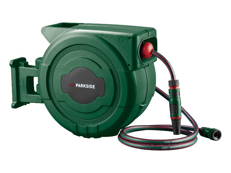 Groene tuinslanghaspel met slang en hulpstukken.