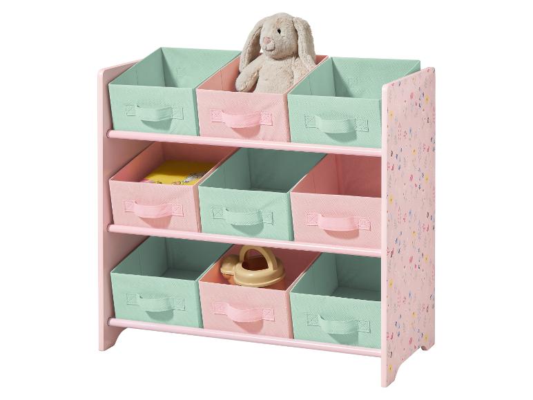 Roze kinderopbergmeubel met bloemenpatroon en pastelkleurige stoffen dozen.