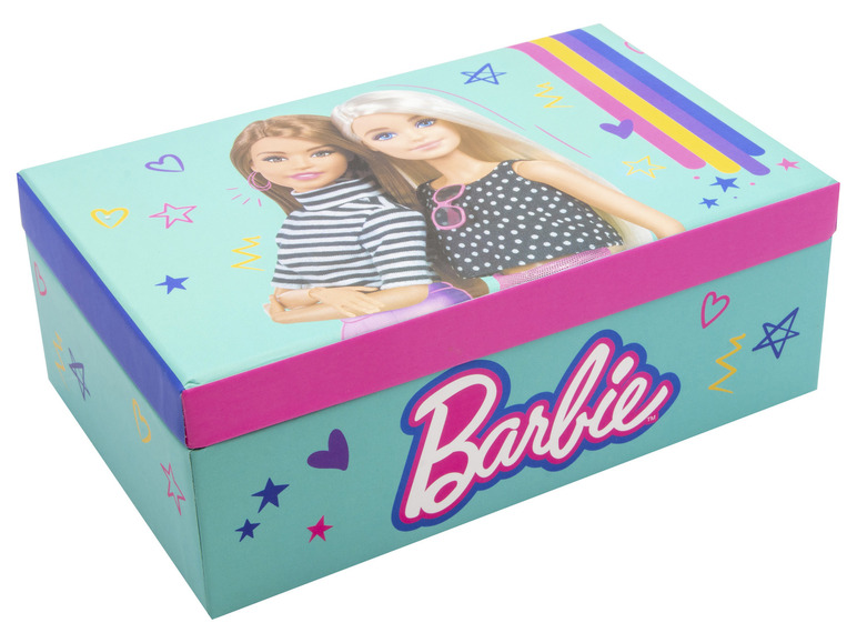 Een roze en turquoise doos met Barbie-logo en twee poppen.