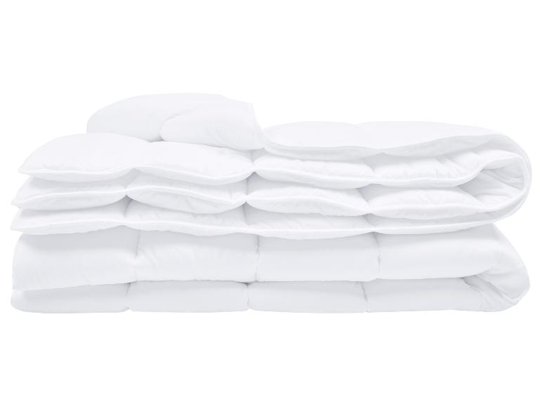 Opgevouwen wit dekbed met een gewatteerd patroon