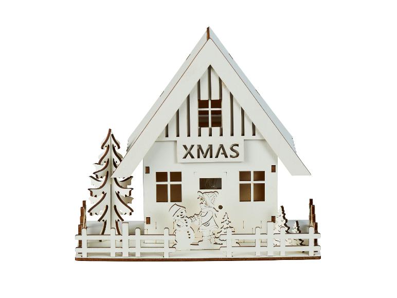 Kerstthema houten decoratief huis met 'XMAS' inscriptie en winterfiguren.