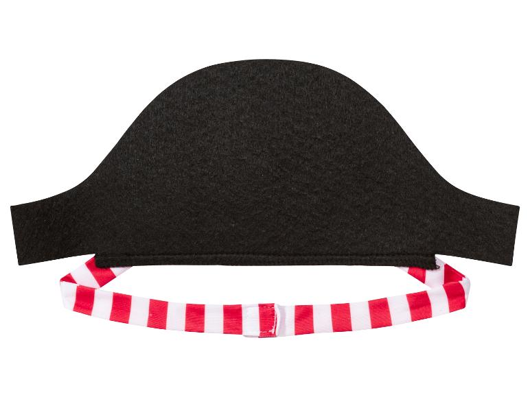 Een zwarte piratenhoed met een rood-wit gestreepte band