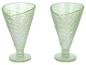 Twee lichtgroene glazen ijshoorntje-vormige dessertkommen met wafelpatroon.