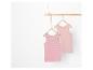 Twee roze tanktops, een gestreept en een effen, hangen aan een houten rek.