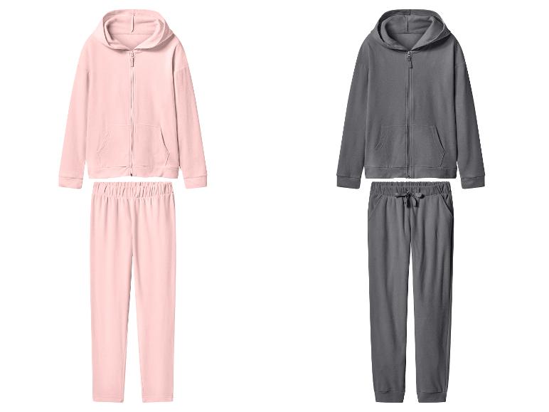 Twee fleece trainingspakken, één roze en één grijs.