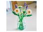 Een boeket speelgoedbloemen in een glazen vaas, met witte madeliefjes en paarse lavendel.