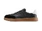 Zwarte herensneakers met bruine zool en wit hieldetail.