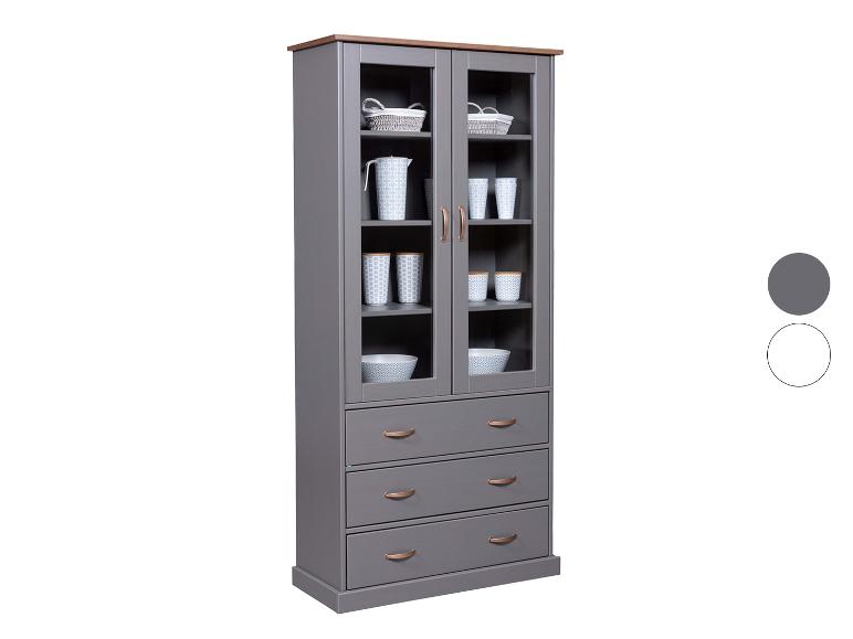 Grijze keukenkast met drie laden en vitrine.