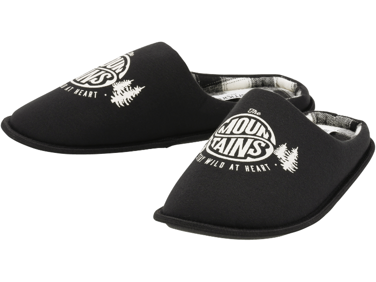 Zwarte pantoffels met 'The Mountains Stay Wild at Heart' en boomprint.