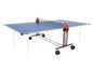 Een blauwe tafeltennistafel van Donic met wielen en baten.