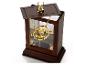 Hermelien's gouden tijdverdrijver in een houten vitrine.