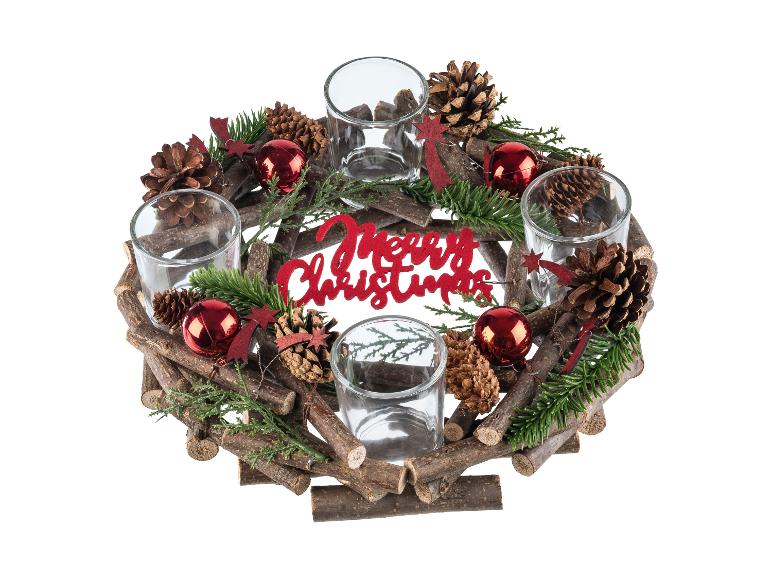 Houten adventskrans met kerstversiering en kaarsenhouders