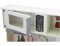 Houten speelkeuken met open magnetron en bedieningspaneel.