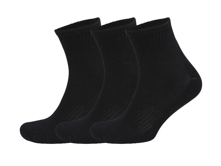 Drie paar zwarte enkelsokken met gebreide details.