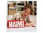 Jongen speelt met LEGO Marvel-logo en minifiguren van Iron Man, Black Widow en Captain America.