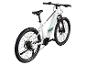 Witte elektrische fiets met groene en grijze accenten, van achteren en bovenaf gezien
