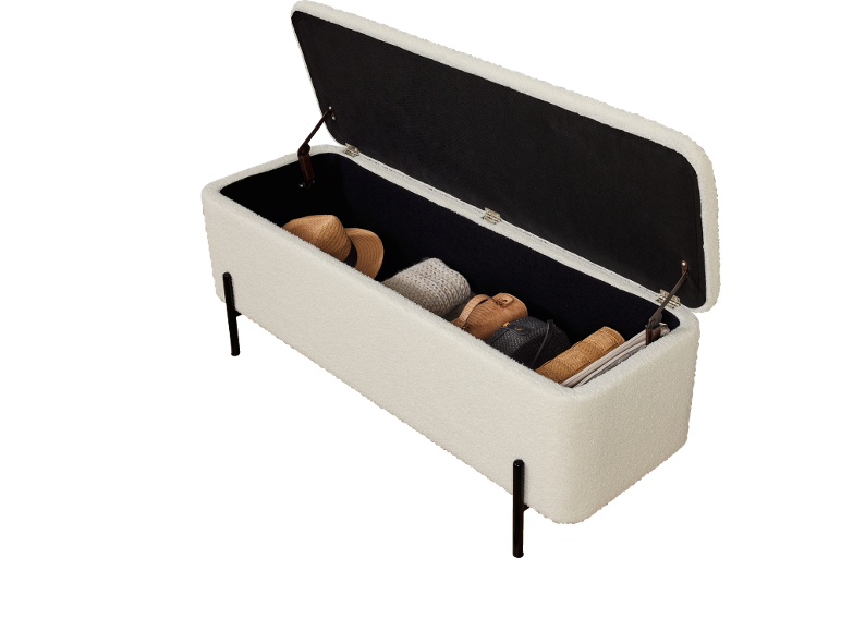 Witte opbergkist met open deksel, met hoeden, tassen en dekens erin.