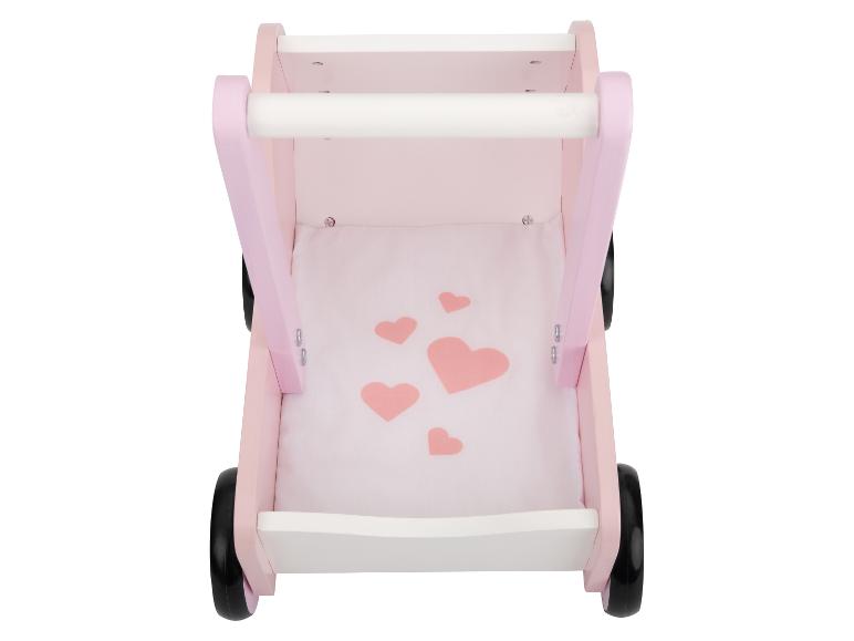 Roze houten poppenwagen met hartjes en zwarte wielen.