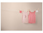 Twee roze tanktops met een unicorn print hangen aan een waslijn.