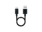 Een korte zwarte USB-C naar USB-A kabel, opgerold in een lus.