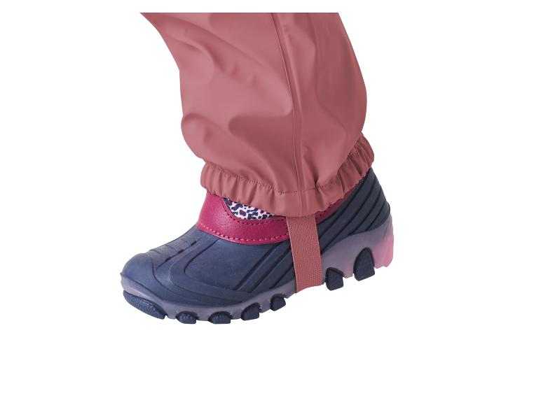 Roze kinderregenbroek met blauwe laarzen