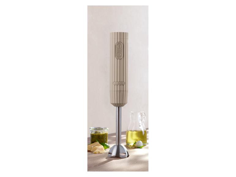 SilverCrest staafmixer met pesto-ingrediënten op een houten ondergrond.