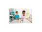 Twee kinderen knutselen vrolijk met kleurrijke kralen aan een witte tafel.