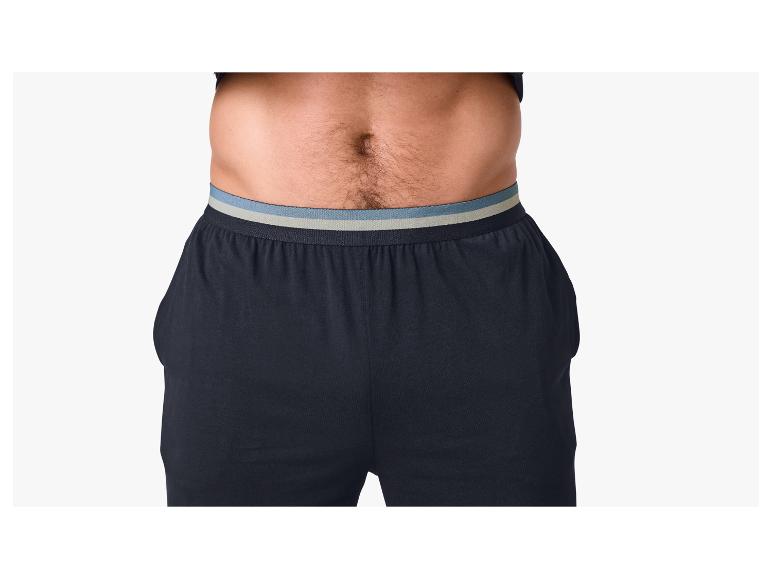 Donkerblauwe gebreide pyjamabroek met gestreepte elastische tailleband op een man