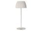 Witte vloerlamp met geplooide kap en ronde voet.
