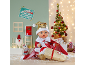 Babypop in kerstmanpak met een cadeauzak voor een feestelijke achtergrond.