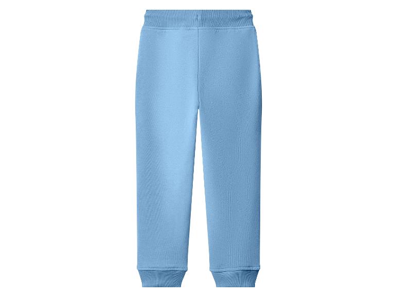 Lichtblauwe joggingbroek met elastische tailleband en boorden.
