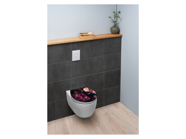 Toiletbril met bloemenprint in een badkamer.